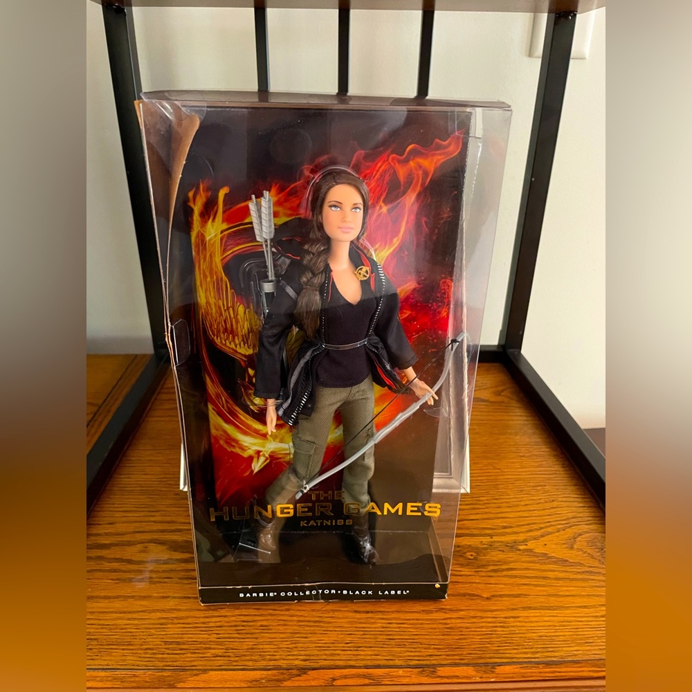2012 Barbie Collector Black Label The Hunger Games Katniss Doll W3320 *NEW*